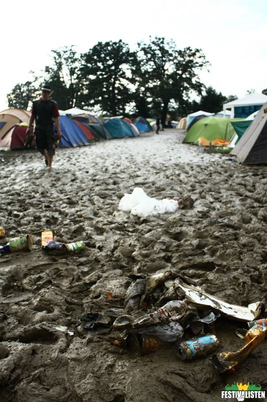 Schlamm und Müll auf dem normalen Campingplatz, Foto: Manuel Hofmann