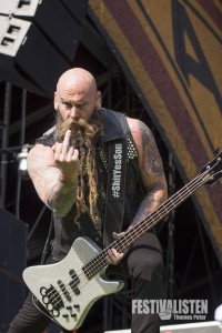 Chris Kael von Five Finger Death Punch beim Rockavaria 2015, Foto: Thomas Peter