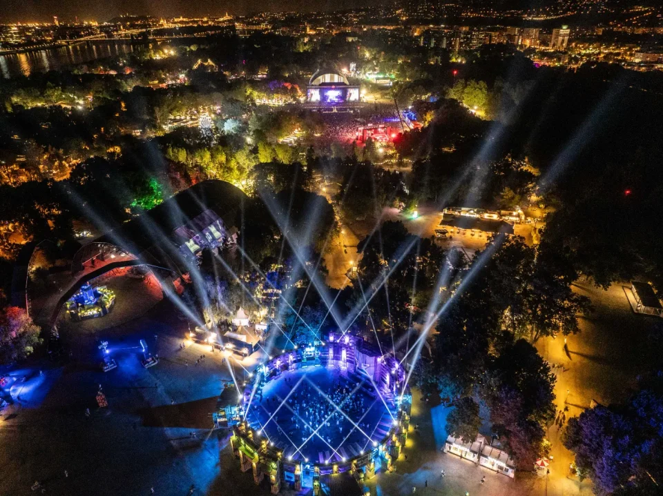 Sziget Impression bei Nacht aus Drohnenperspektive, Quelle: Festival Pressematerial